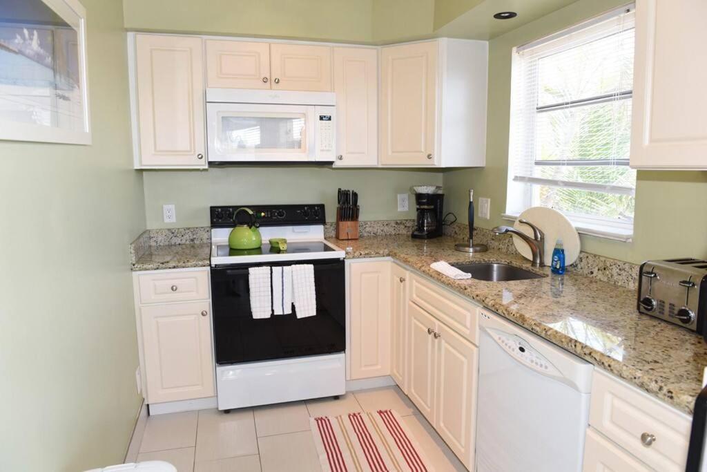 Aloha Apartments On The Intracoastal-Walk To The Beach * Pompano Beach
